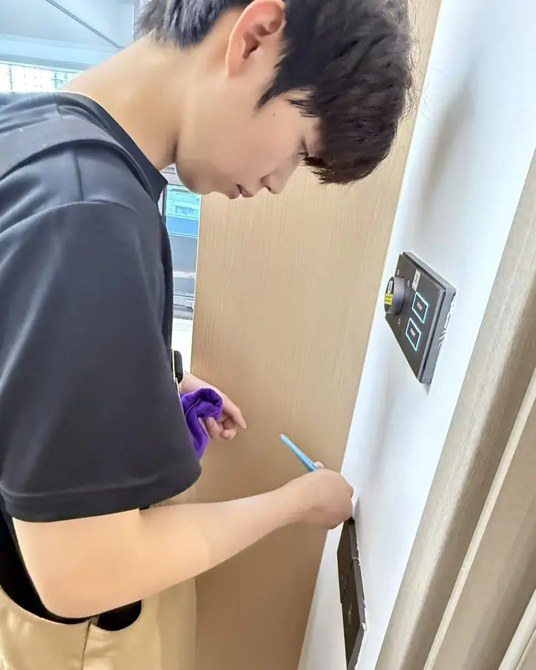 家庭卫生管理师清洁门框细节